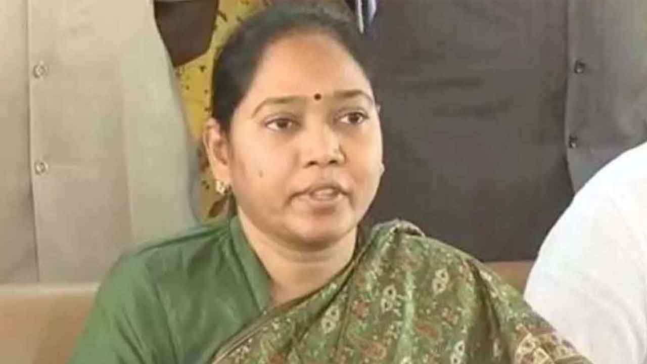 ఏపీలో రాజీనామాకు సిద్ధమవుతున్న ఇద్దరు మాజీ మంత్రులు..