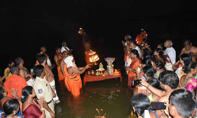 భక్తజన సందడి