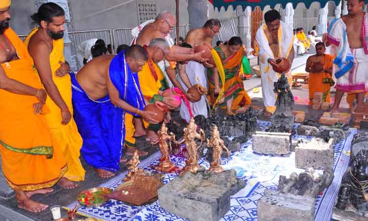 స్థాపితా మూర్తులకు హవనాలు