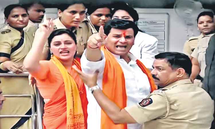 నవనీత్‌ రాణా దంపతుల అరెస్టు