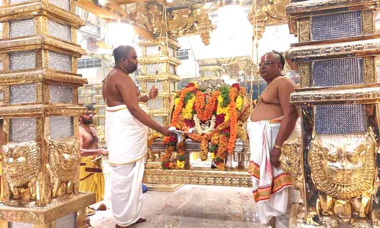 ఆండాళ్‌ అమ్మవారికి ఊంజల్‌ సేవ