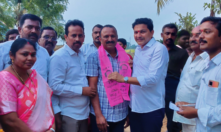 అభివృద్ధిని చూసి టీఆర్‌ఎస్‌లో చేరికలు