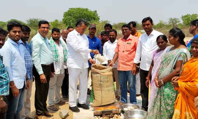 ధాన్యం కొనుగోలు కేంద్రాలను సద్వినియోగం చేసుకోవాలి