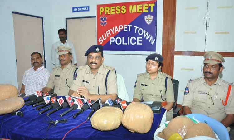 బైక్‌పై గంజాయి రవాణా