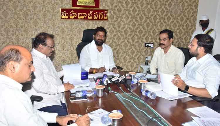 అభివృద్ధి పనుల్లో వేగం పెంచాలి