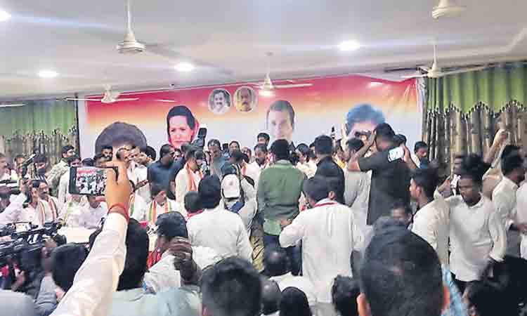 రేవంత్‌ ఎదుటే బాహాబాహీ