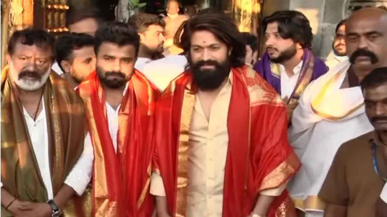 శ్రీవారిని దర్శించుకున్న కేజీఎఫ్‌-2 హీరో