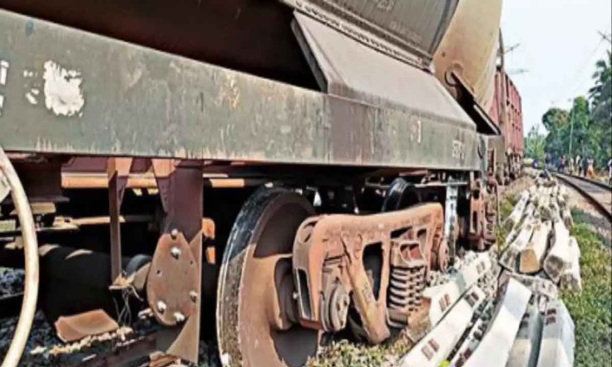 పట్టాలు తప్పిన గూడ్స్‌ రైలు.. పలు రైళ్లకు అంతరాయం