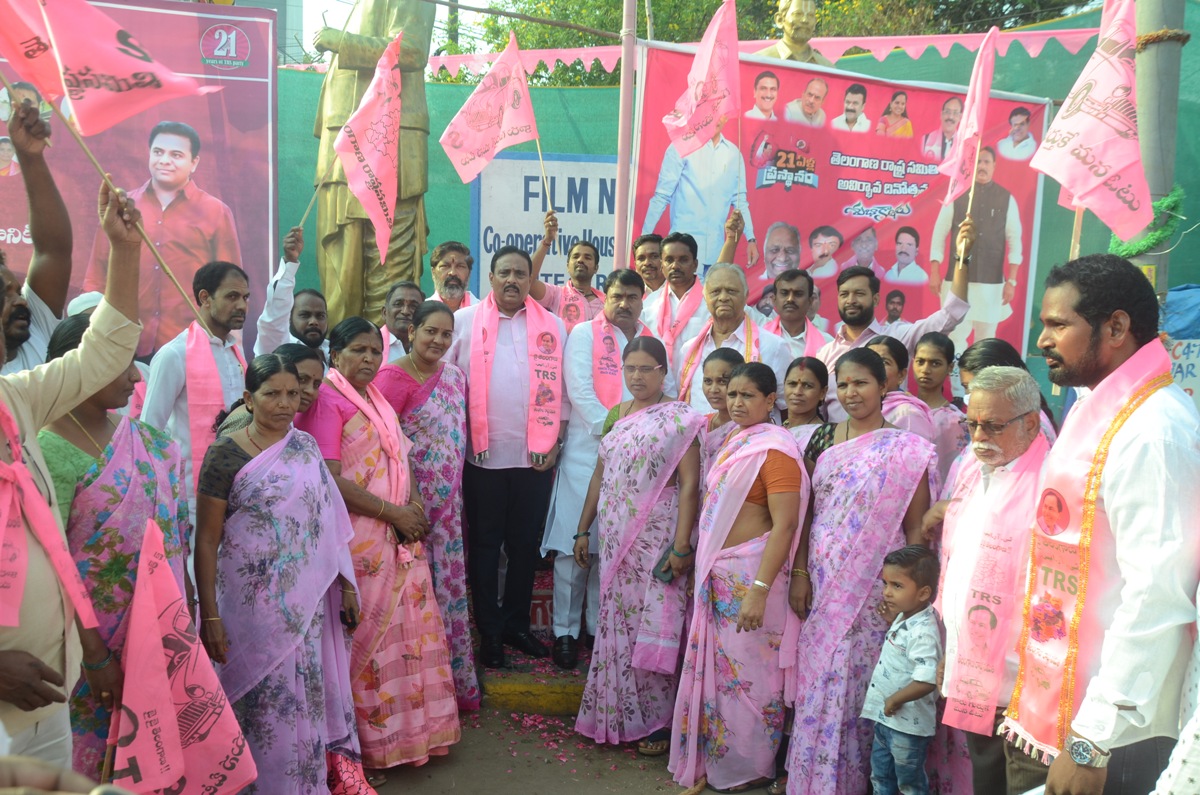Trs celebrations | సంబురంగా ఆవిర్భావ దినోత్సవ వేడుకలు