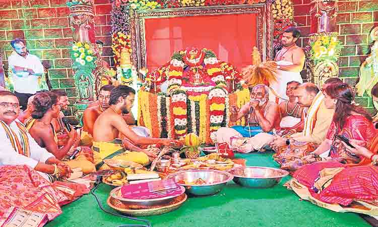 కన్నుల పండువగా లక్ష్మీనర్సింహస్వామి కల్యాణం