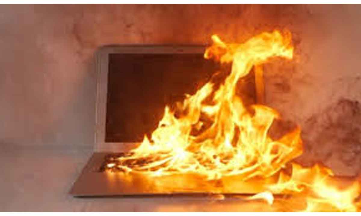 ల్యాప్‌టాప్‌ పేలి యువతికి గాయాలు..