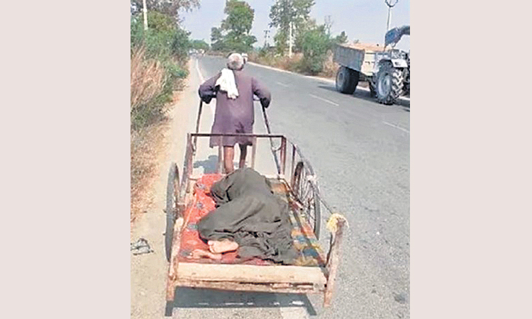 తోపుడు బండిపై దవాఖానకు..ఉత్తరప్రదేశ్‌లో దారుణం