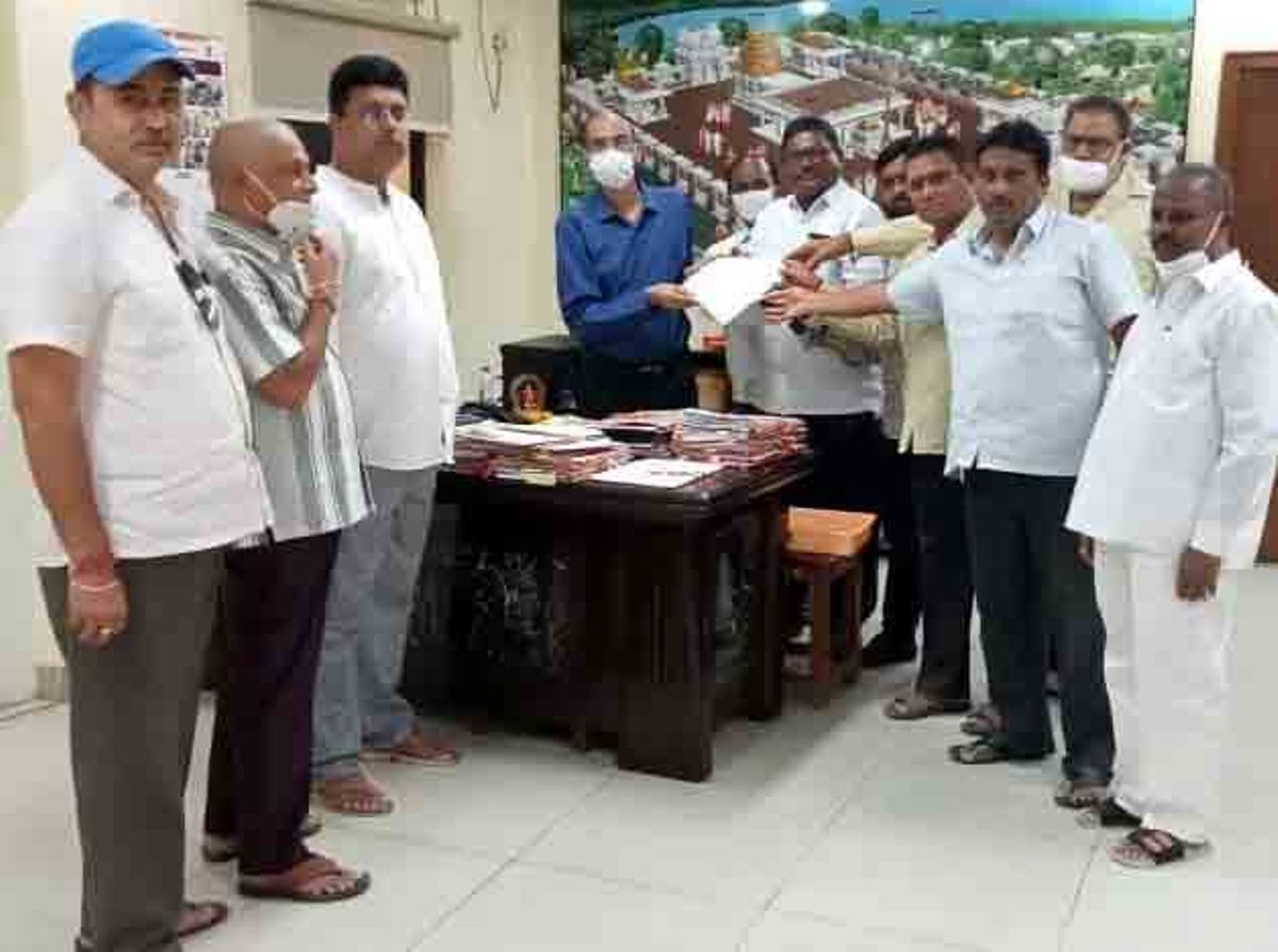 Complaint to the Commissioner | అర్చకుని అనుచిత ప్రవర్తనపై కమిషనర్‌కు ఫిర్యాదు