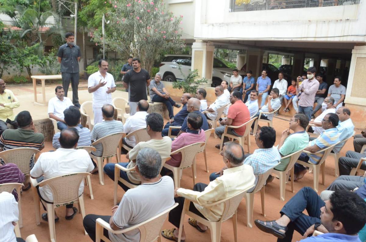 Settlement of the residents of Green Meadows Apartment | గ్రీన్‌ మెడోస్ అపార్ట్‌మెంట్‌ నివాసితుల పరిష్కారానికి కృషి : ఎమ్మెల్యే దేవి రెడ్డి సుధీర్‌ రెడ్డి