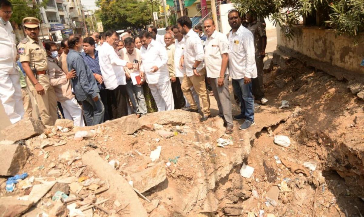 A permanent solution | నాలా సమస్య నుంచి శాశ్వత పరిష్కారం : ఎమ్మెల్యేలు ముఠా గోపాల్‌, కాలేరు వెంకటేశ్‌