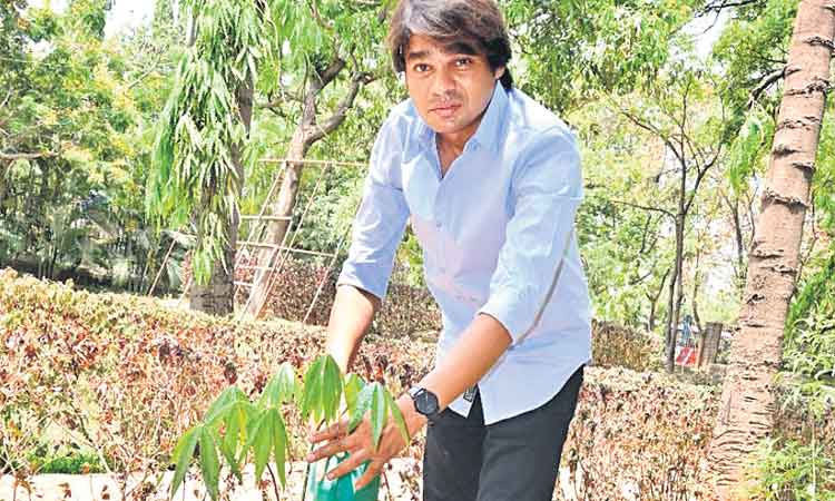 గ్రీన్‌ ఇండియా చాలెంజ్‌లో సినీ నిర్మాత కలిపి మధు