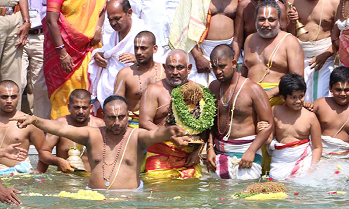 ఒంటిమిట్ట శ్రీ కోదండరాముడికి వైభవంగా చక్రస్నానం