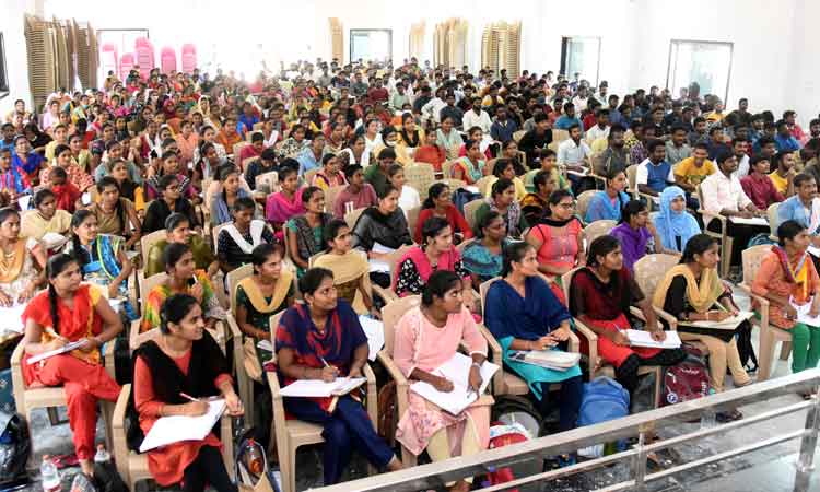 కొలువే లక్ష్యం.. యువత సన్నద్ధం