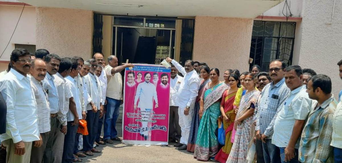 Mother dairy | సీఎం కేసీఆర్ చిత్ర‌ప‌టానికి క్షీరాభిషేకం