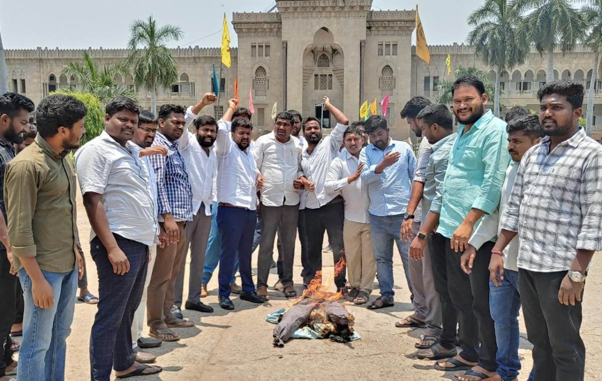 Burning of the effigy of MLA Jaggareddy | ఓయూలో ఎమ్మెల్యే జగ్గారెడ్డి దిష్టిబొమ్మ దహనం