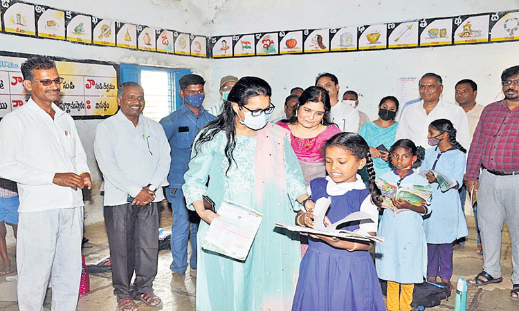 విద్యార్ధులను ఆంగ్ల భాషలో తీర్చిదిద్దాలి