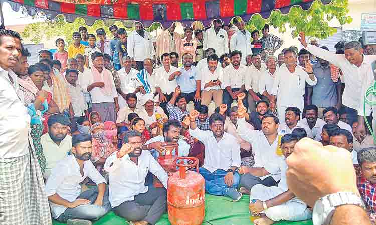 ‘బండి’కి నిరసన సెగ