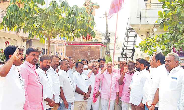 ఊరూరా టీఆర్‌ఎస్‌ జెండా పండుగ