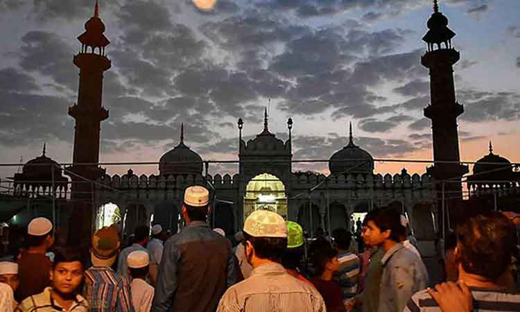 ముస్లిం సిబ్బందికి విధుల్లో గంట సడలింపు