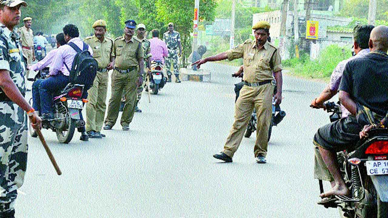 కాన్వాయ్‌ కోసం కారును లాక్కున్న పోలీసులు..ఇబ్బందులు పడ్డ భక్తులు