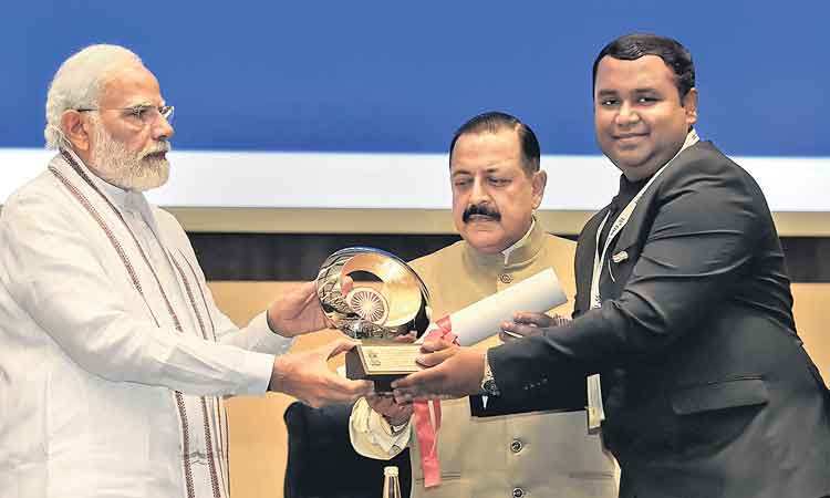 పీఎం ఎక్సలెన్సీ అవార్డు అందుకొన్న కుమ్రంభీం కలెక్టర్‌