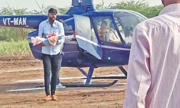 ఆడబిడ్డ పుట్టడంతో హెలికాప్టర్‌లో ఇంటికి!