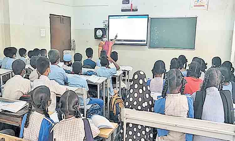 స్మార్ట్‌ బోర్డులపై విద్యా బోధన