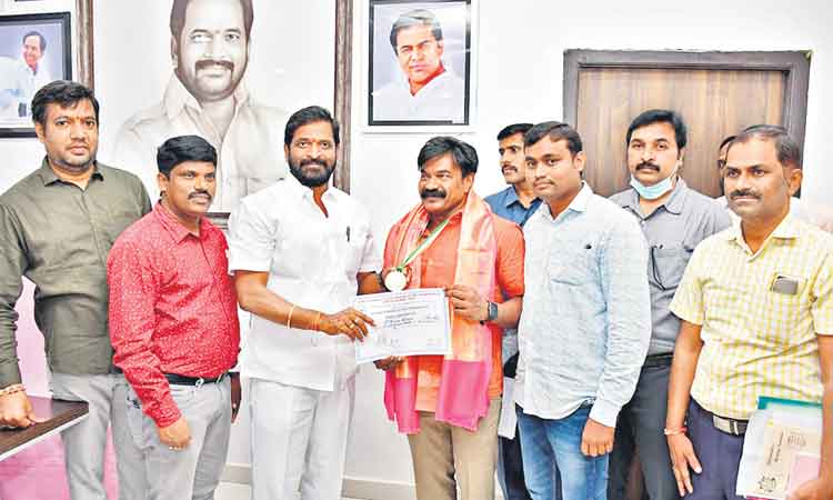 ప్రమోద్‌కుమార్‌కు స్వర్ణం