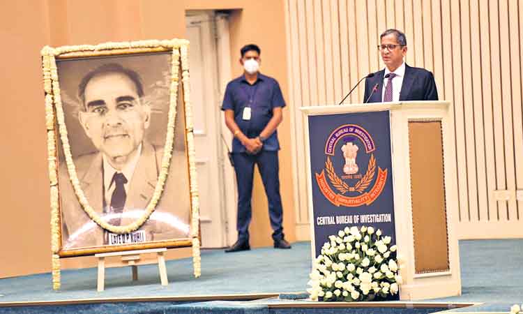 నేతలతో అంటకాగొద్దు