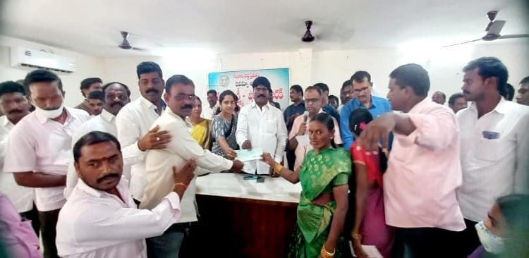 పేదింటి ఆడబిడ్డల పెళ్లిళ్లకు సీఎం చేయూత