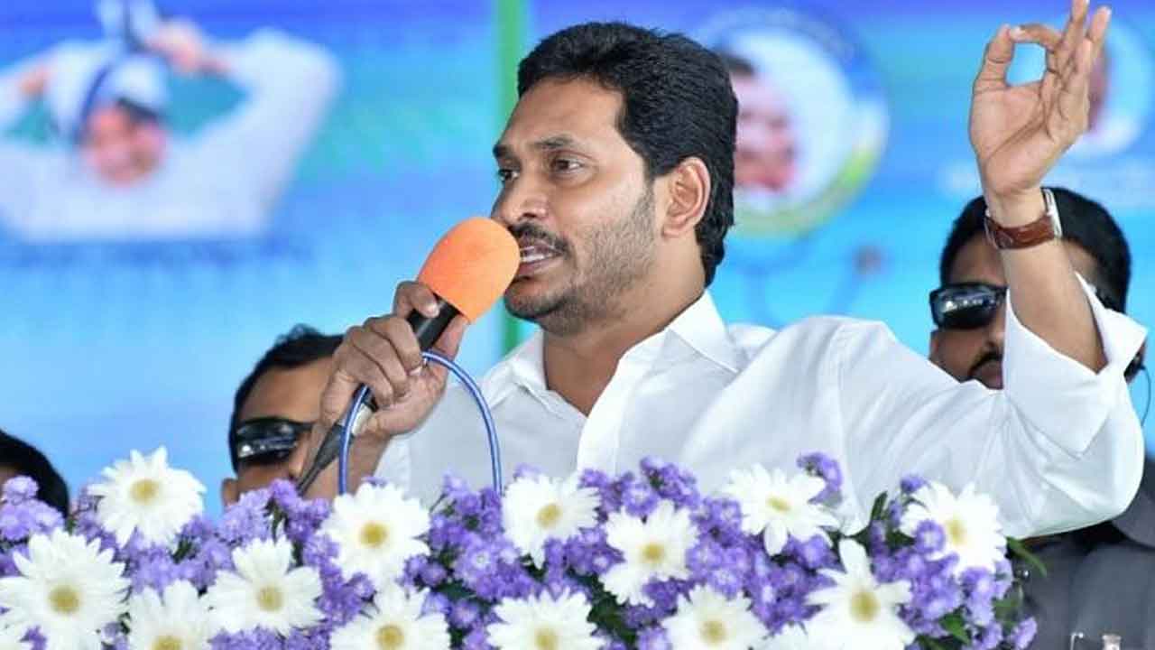 పరిశ్రమల్లో 75శాతం స్థానికులకే ఉపాధి : ఏపీ సీఎం