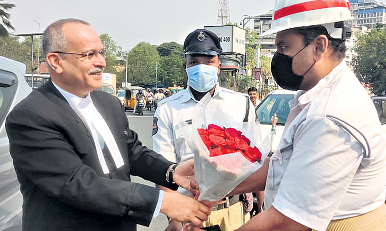 కారు దిగి.. బొకే ఇచ్చి