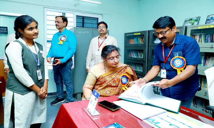 ఉమెన్స్‌కాలేజ్‌లో న్యాక్‌ బృందం