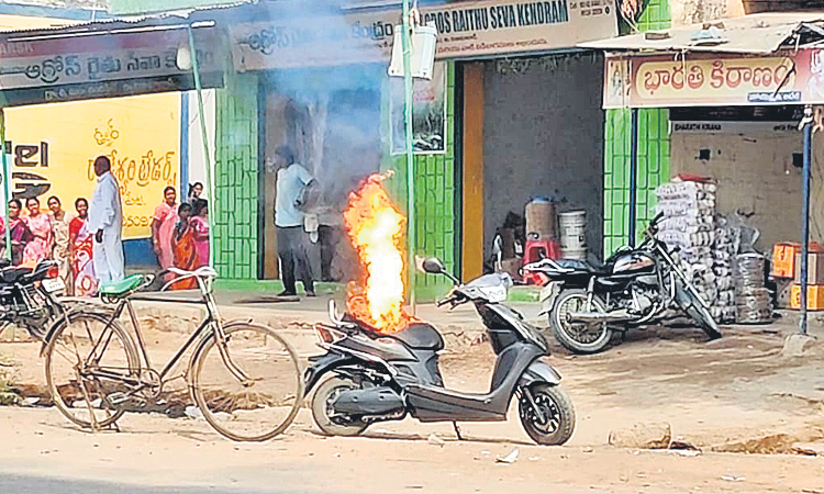 షార్ట్‌సర్క్యూట్‌తో ఎలక్ట్రిక్‌ బైక్‌ దగ్ధం