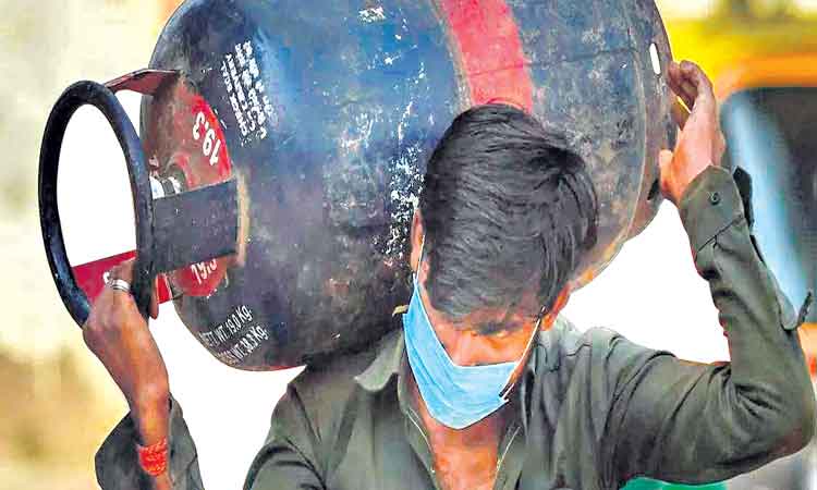 వాణిజ్య సిలిండర్‌పై 250 బాదుడు