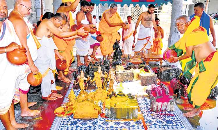 యాదాద్రిలో వైభవంగా లోహమయ మూర్తులకు శుద్ధి పూజలు