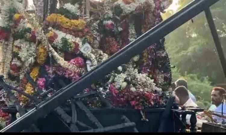 11 మంది భక్తుల సజీవదహనం