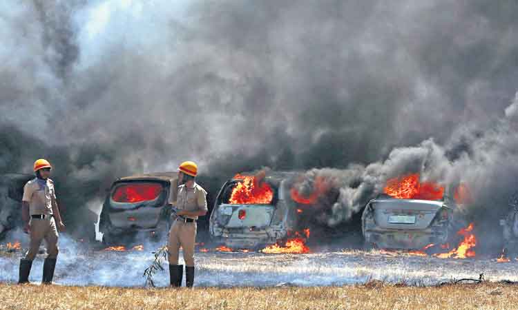 నిర్లక్ష్యపు పొగ.. జీవితాలపై నిప్పు