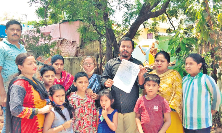 శిథిలమైతే.. ప్రమాదమని!