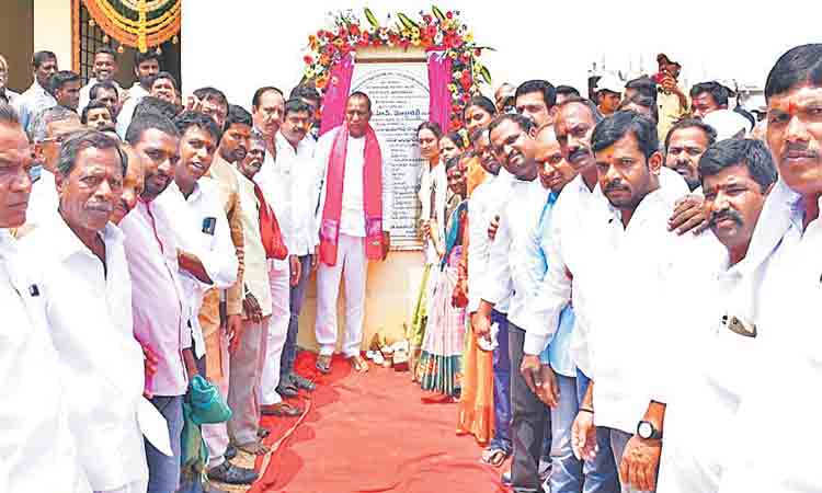 మాయ మాటలతోనే బీజేపీ, కాంగ్రెస్‌ల పబ్బం