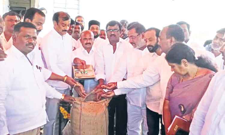 కొనుగోళ్ల కోలాహలం