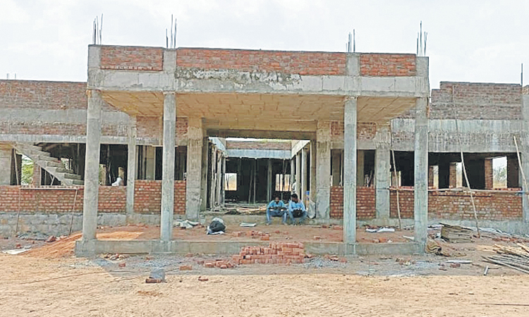 ప్రభుత్వ కార్యాలయాలకు పక్కాభవనాలు