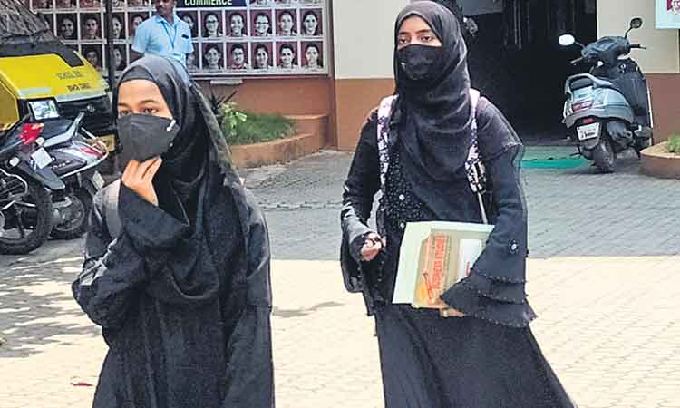 బహిరంగ ప్రాంతాల్లోనూ హిజాబ్‌ బ్యాన్‌!