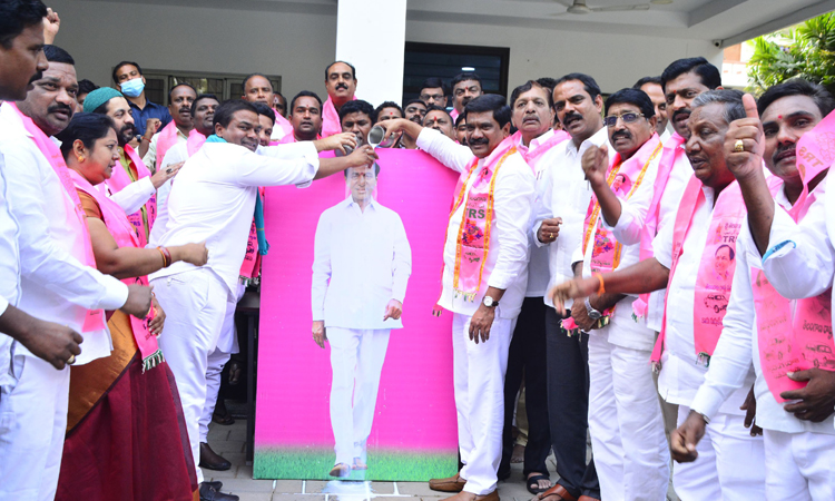 రెచ్చగొట్టినోళ్లు యాడ దాక్కున్నర