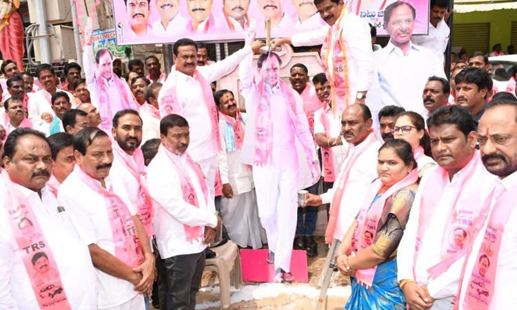 రైతుబాంధవుడు నీరాజనం